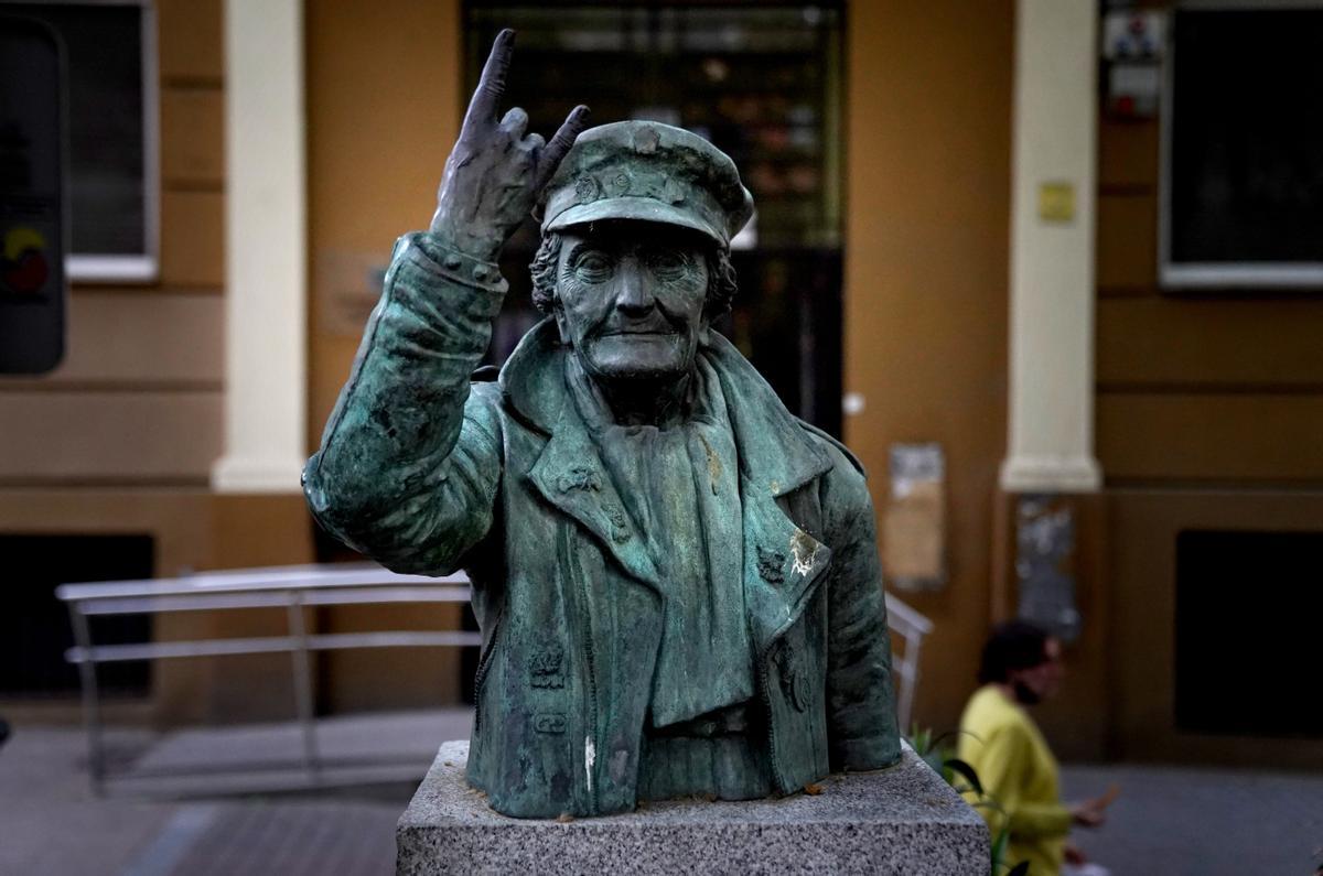 Estatua de la abuela rockera, en Vallecas.