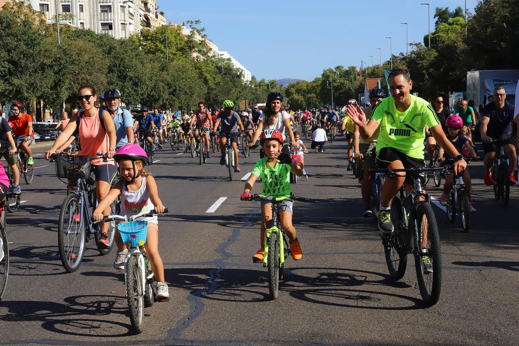 Familias enteras se suman a la Fiesta de la Bicicleta en Córdoba