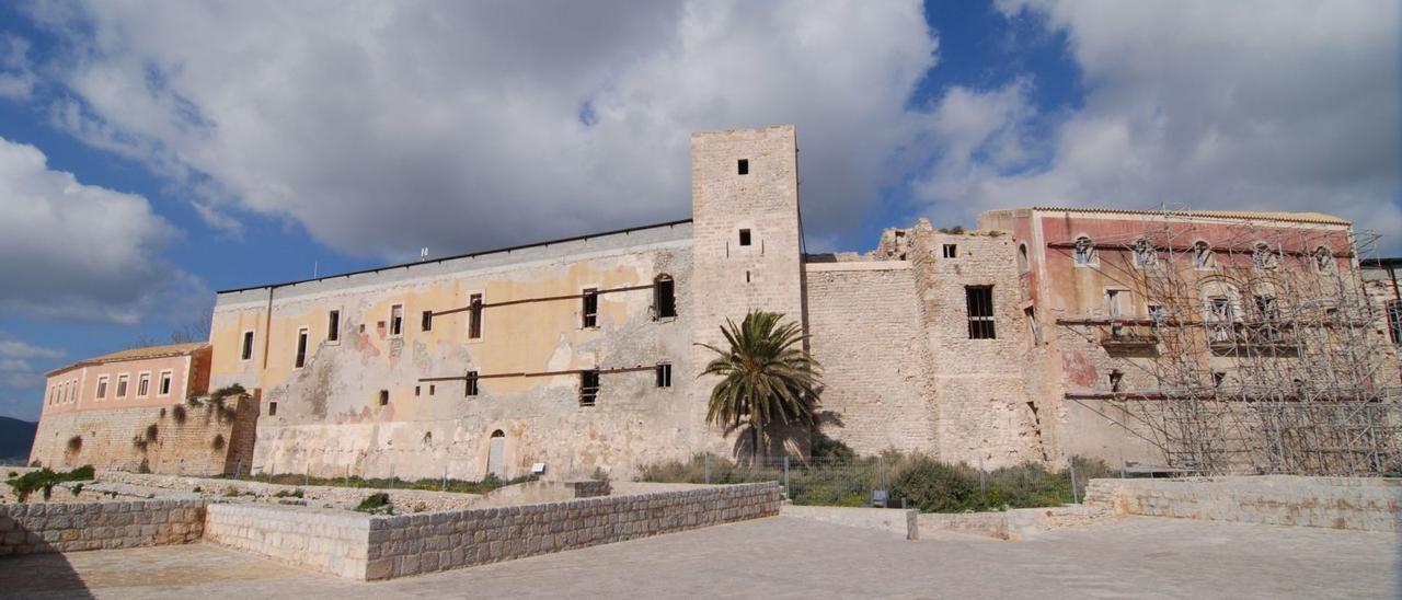 El Castillo de Dalt Vila, antes de ser restaurado y reformado como Parador de Turismo.