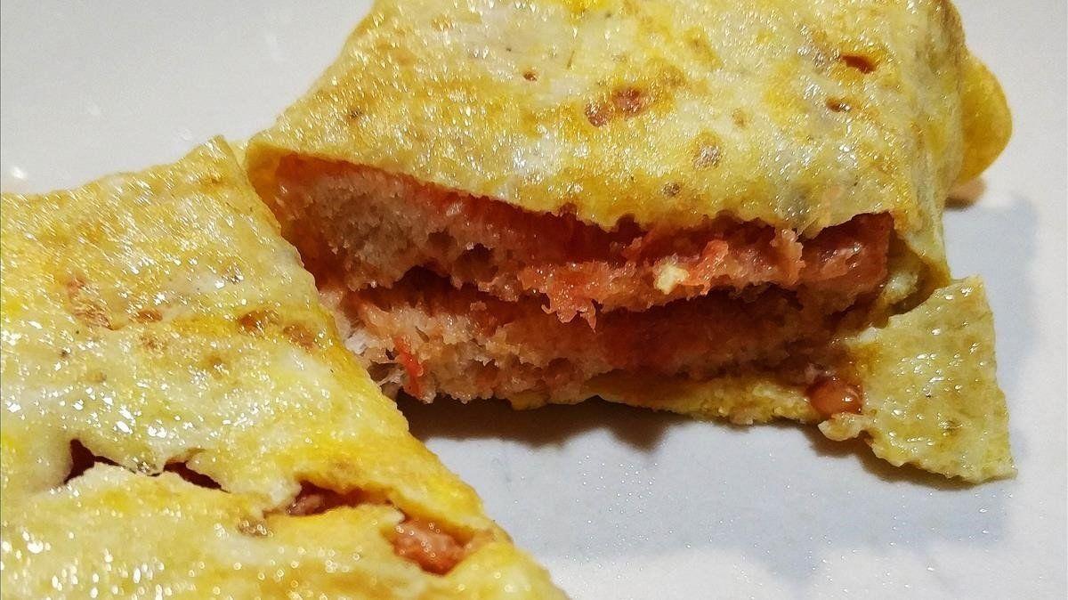 Tortilla de ’pa amb tomàquet’: foto hecha en la cocina de casa.