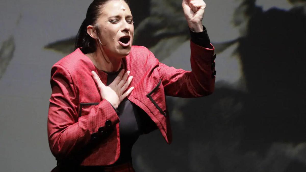 La artista malagueña María Peláe interpretando a Lorca en la obra 'Lorca por Saura' durante su estreno en Sevilla.