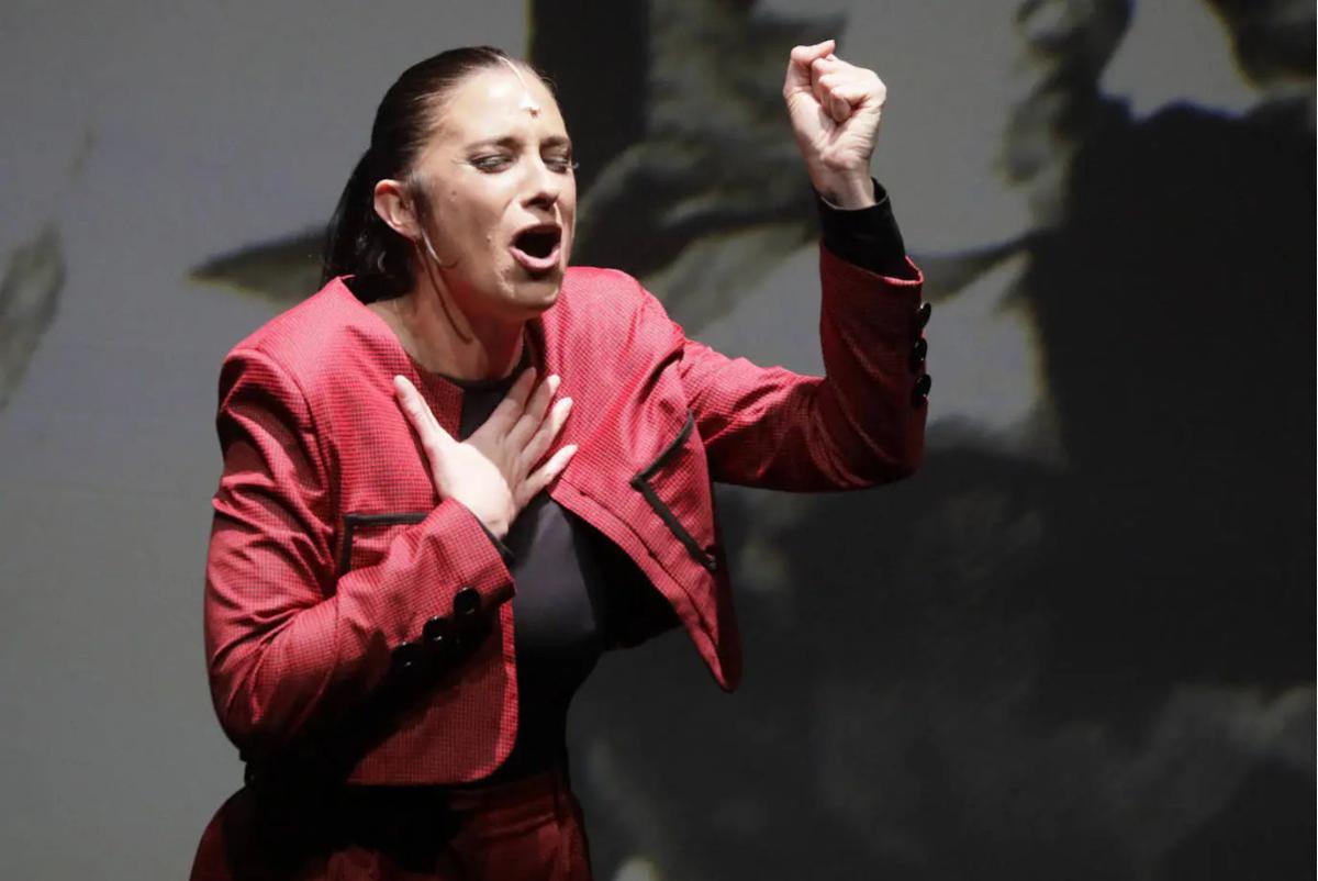 La artista malagueña María Peláe interpretando a Lorca en la obra 'Lorca por Saura' durante su estreno en Sevilla.