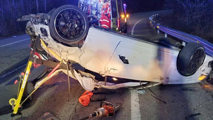 Herido grave un conductor de 23 años tras volcar su vehículo en León