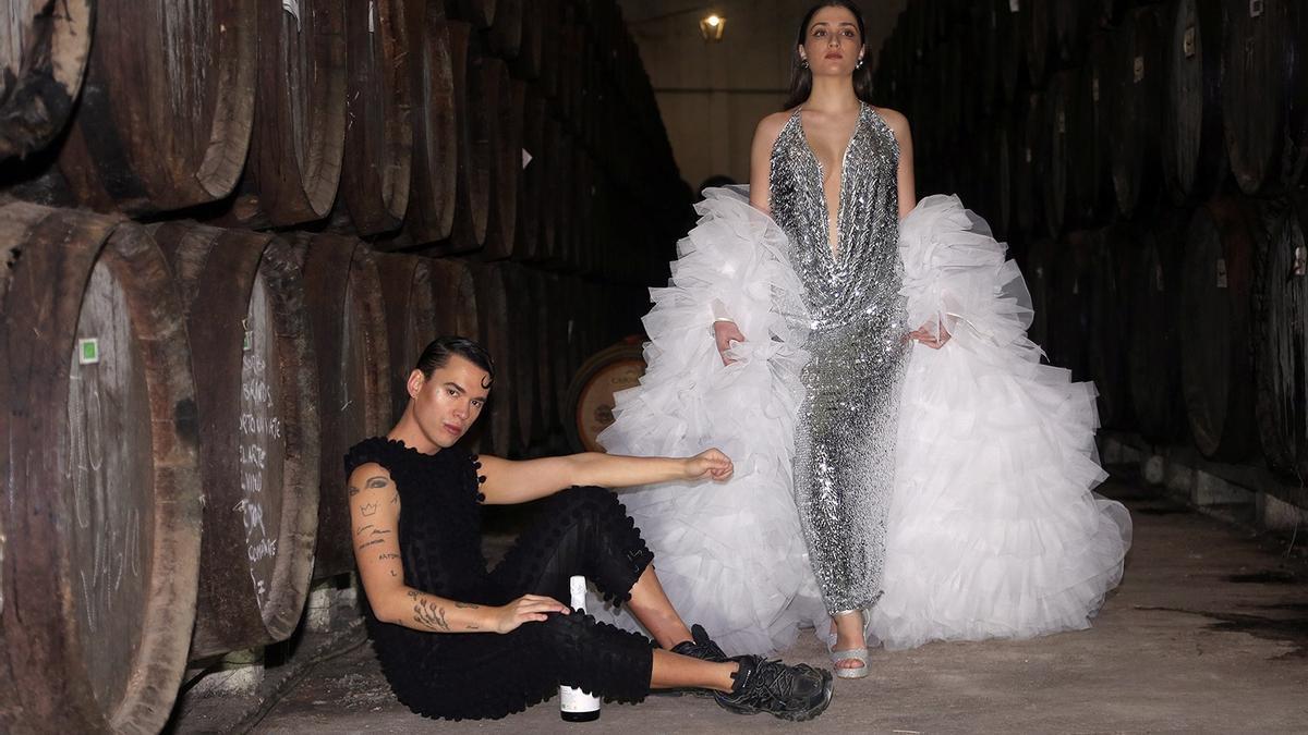 José Perea posa con la modelo que luce su última creación, realizada en directo en Bodegas Robles.