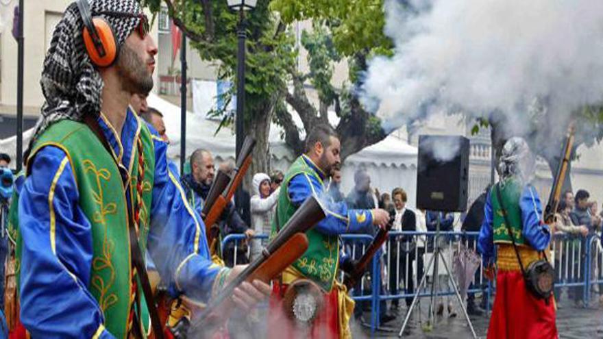 Los Moros y Cristianos luchan por Muro