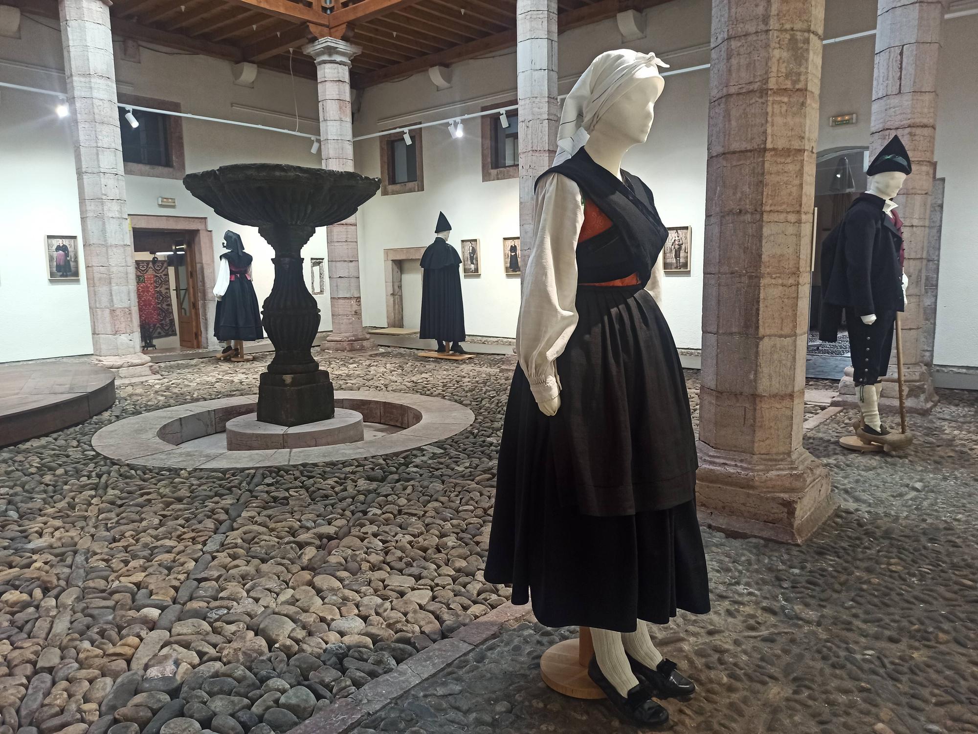 EN IMÁGENES | Así es la exposición "El vistir" sobre el traje tradicional asturiano