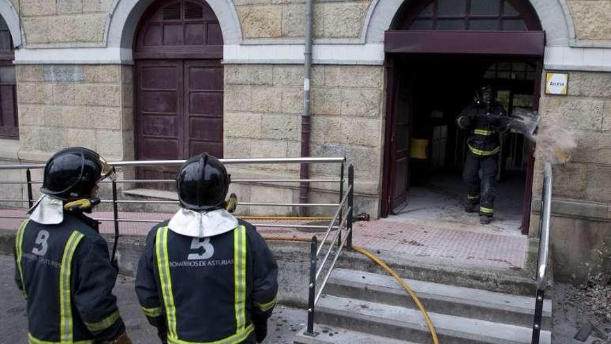 Incendio en la estación de Feve de Sama