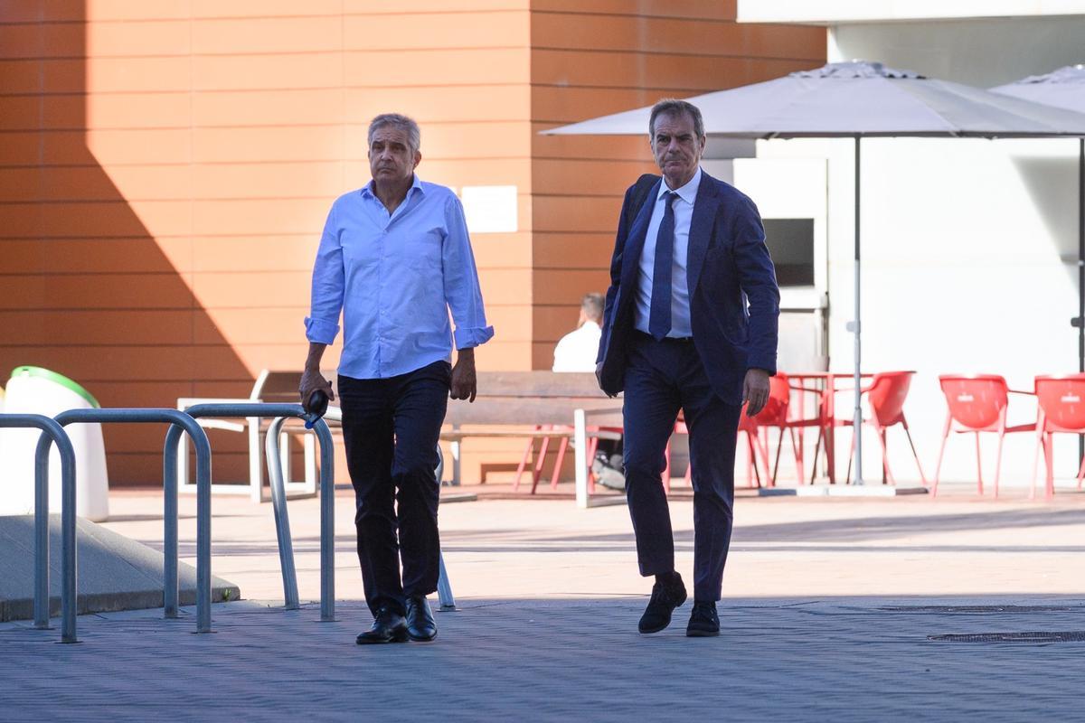 A la izquierda, el director del colegio de Corazonistas, Jorge Reija, junto a su abogado, el letrado Javier Osés, antes de la declaración ante el Juzgado de Instrucción número 7 de Zaragoza.