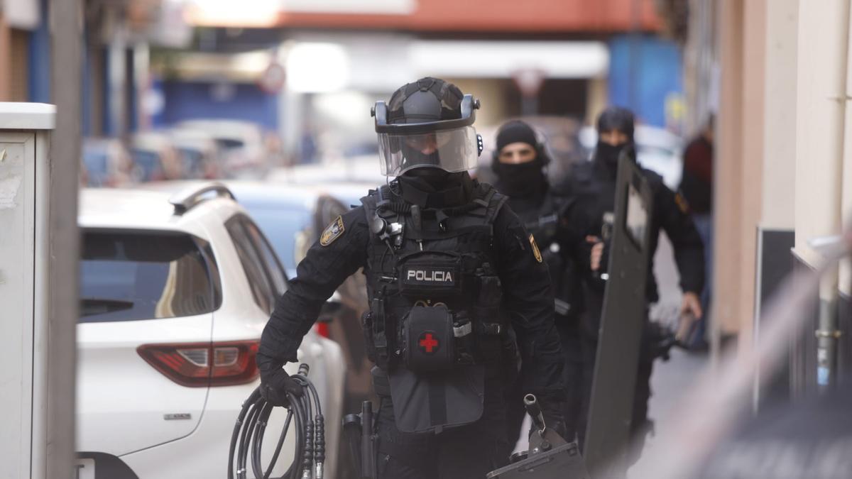 Un hombre armado se atrinchera en un piso de Alaquàs (Valencia).