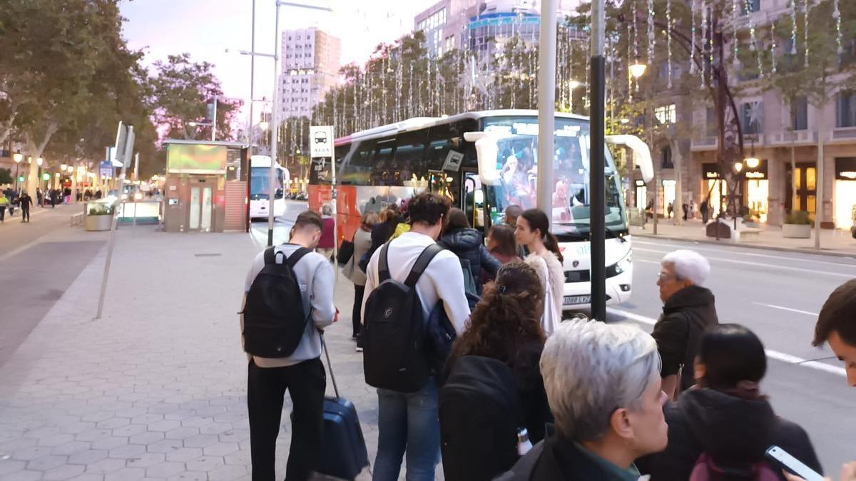 Usuaris de la línia de bus de Sallent esperant a l'estació de passeig de Gràcia de Barcelona