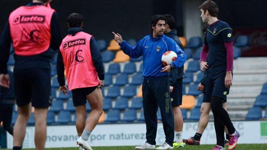 Manu Fernández da instrucciones a los jugadores en un entrenamiento en Pasarón. // Rafa Vázquez