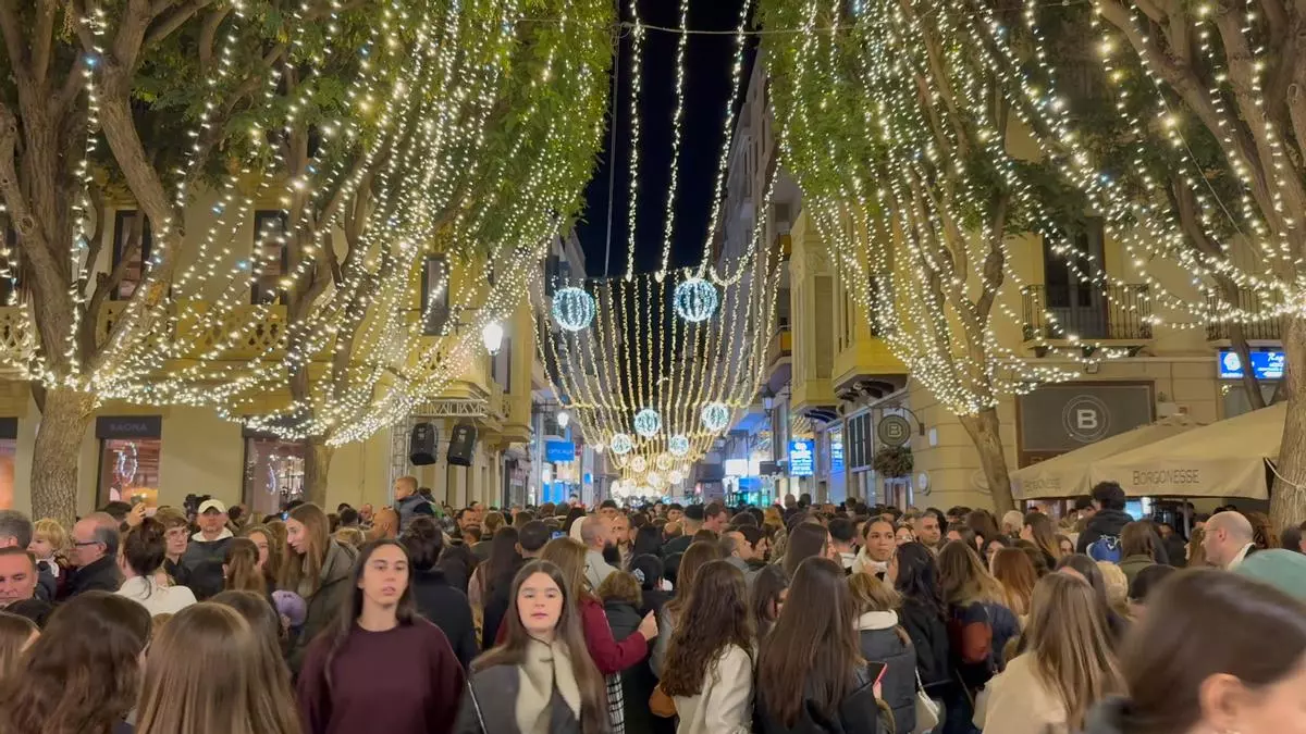 La Navidad se enciende en Elche entre coronas reales