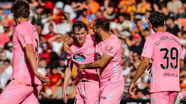 Moriba asistió y Swedbgerg encajó el tercero contra el Valencia