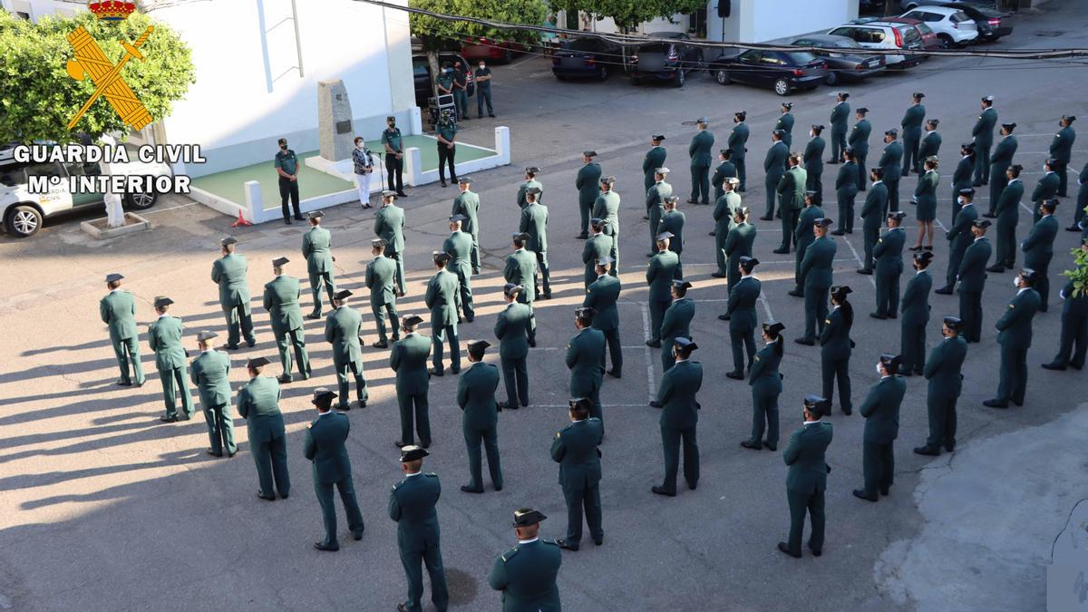 Rafaela Valenzuela y Juan Carretero dan la bienvenida a los 112 nuevos guardias civiles de la comandancia de Córdoba.