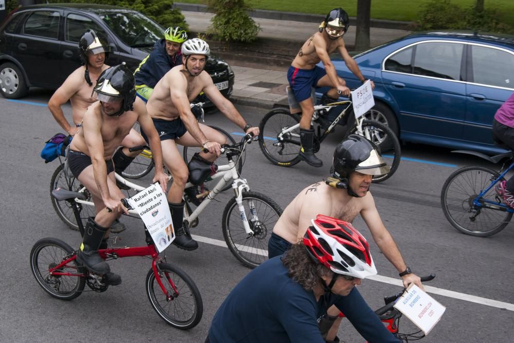 Los bomberos protestan en bicicleta y ropa interior por las calles de Oviedo