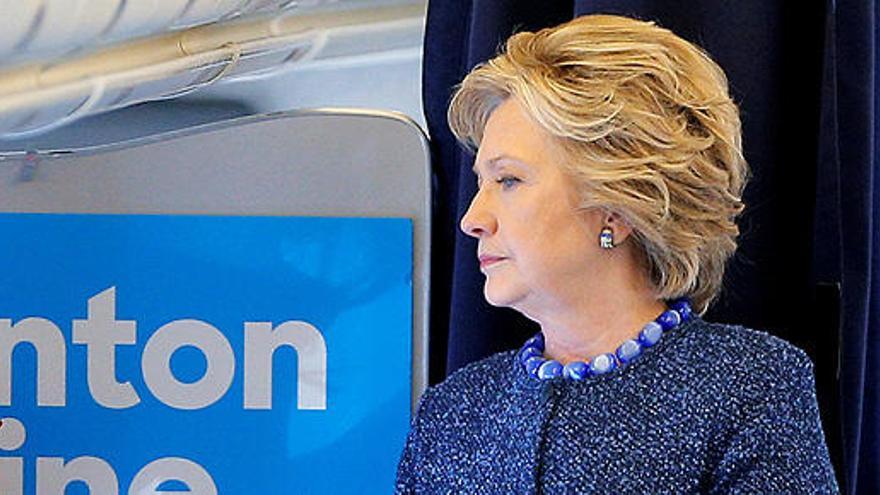 Hillary Clinton, en su avión de campaña.