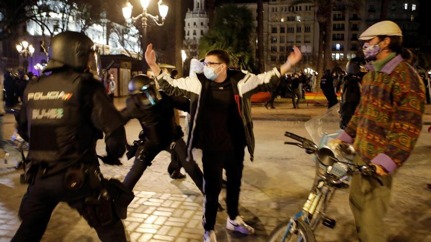 La policía carga contra los manifestantes a favor de Pablo Hasél en València