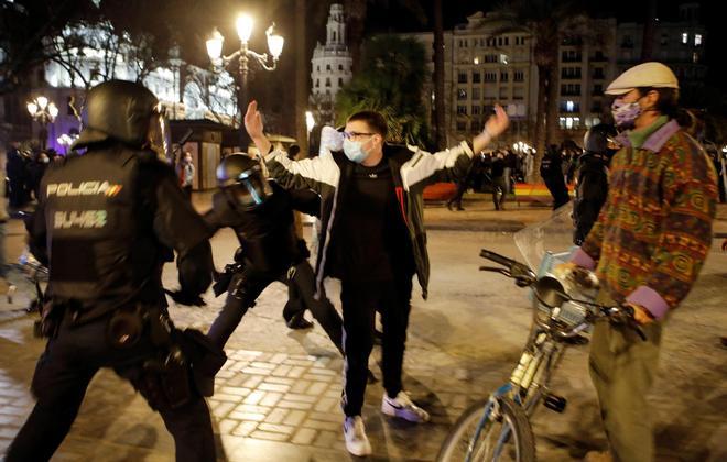 La policía carga contra los manifestantes a favor de Pablo Hasél en València