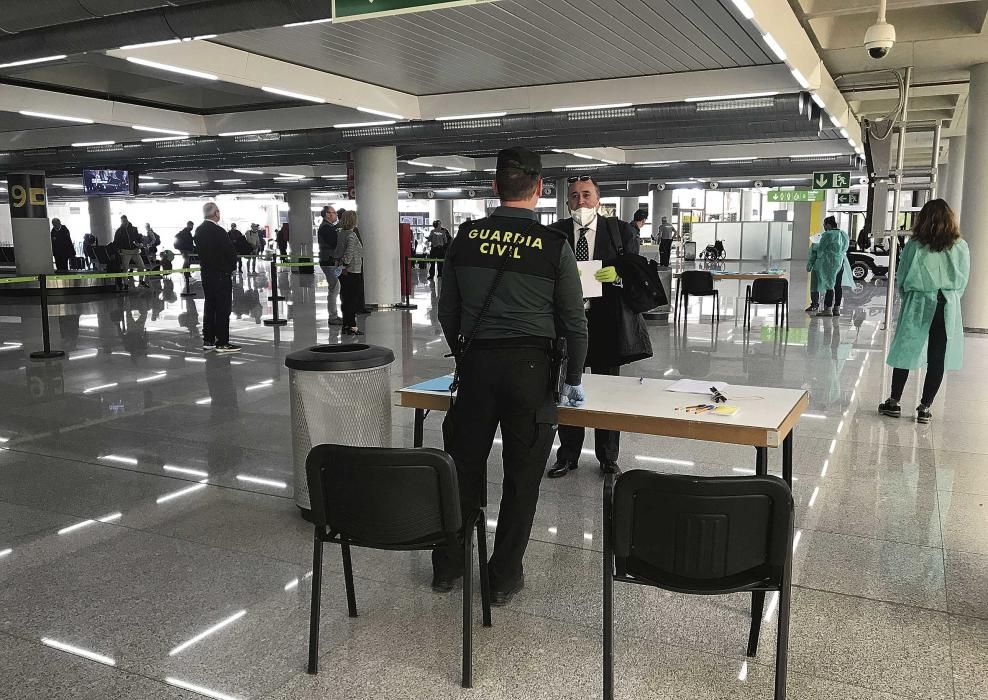 Control de pasajeros en el aeropuerto de Son Sant Joan.