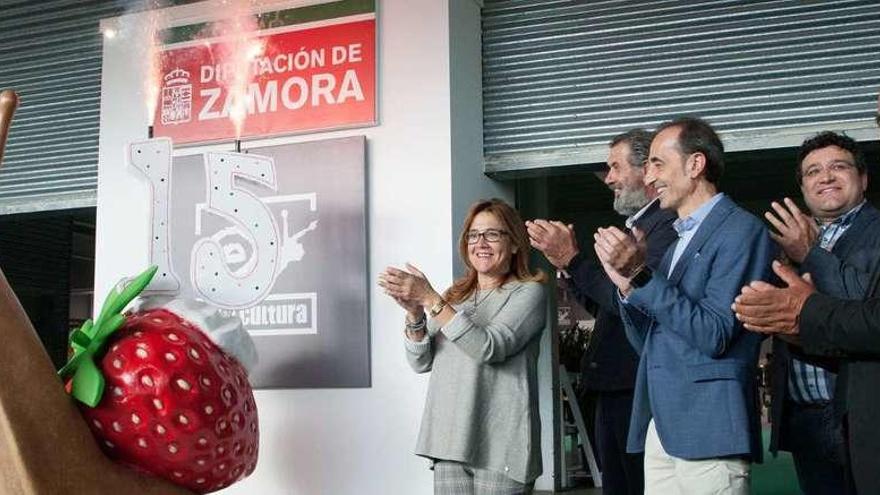 El icónico caracol de Ecocultura sopla las velas del decimoquinto aniversario junto a Mayte Martín Pozo, Juan Dúo, José Luis Prieto Calderón, José Ángel Ruiz y José María Nieto.