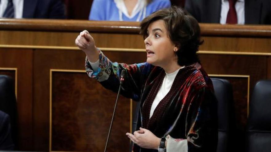 Sáenz de Santamaría acusa a Domènech de hacer campaña por los independentistas