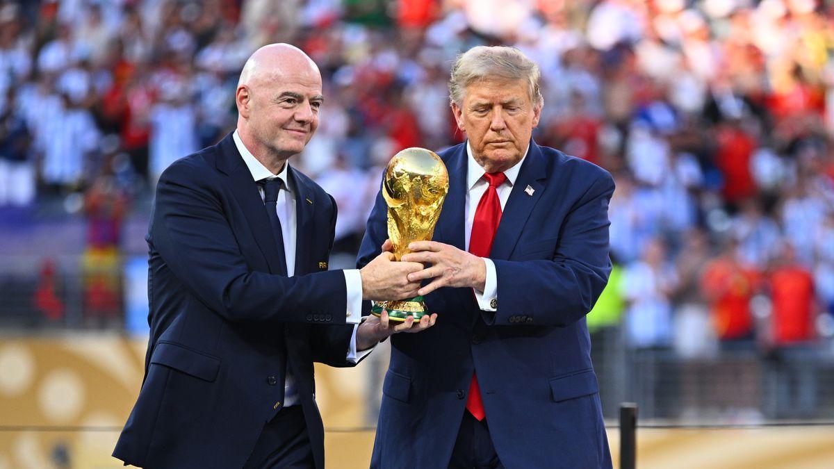 US-Präsident Donald Trump und FIFA-Präsident Gianni Infantino überreichen den WM-Pokal.