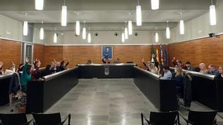 El PP de San Vicente vota una moción del 8-M con la oposición y otra con Vox en apenas un minuto