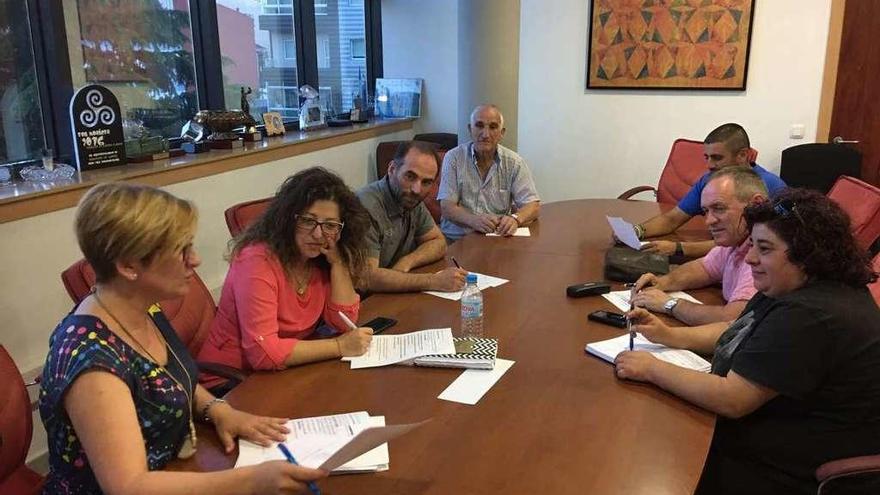 Representantes del Concello y de colectivos de Meira, esta semana en una reunión. // G. Núñez