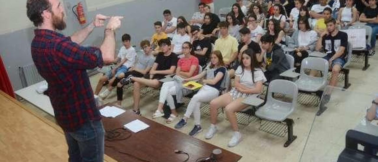 Eduardo Saenz, con los alumnos del IES Castro Alobre. // Rafa Vázquez