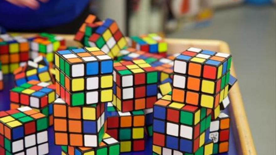 Una española consigue el récord de Europa del cubo de Rubik con ojos cerrados