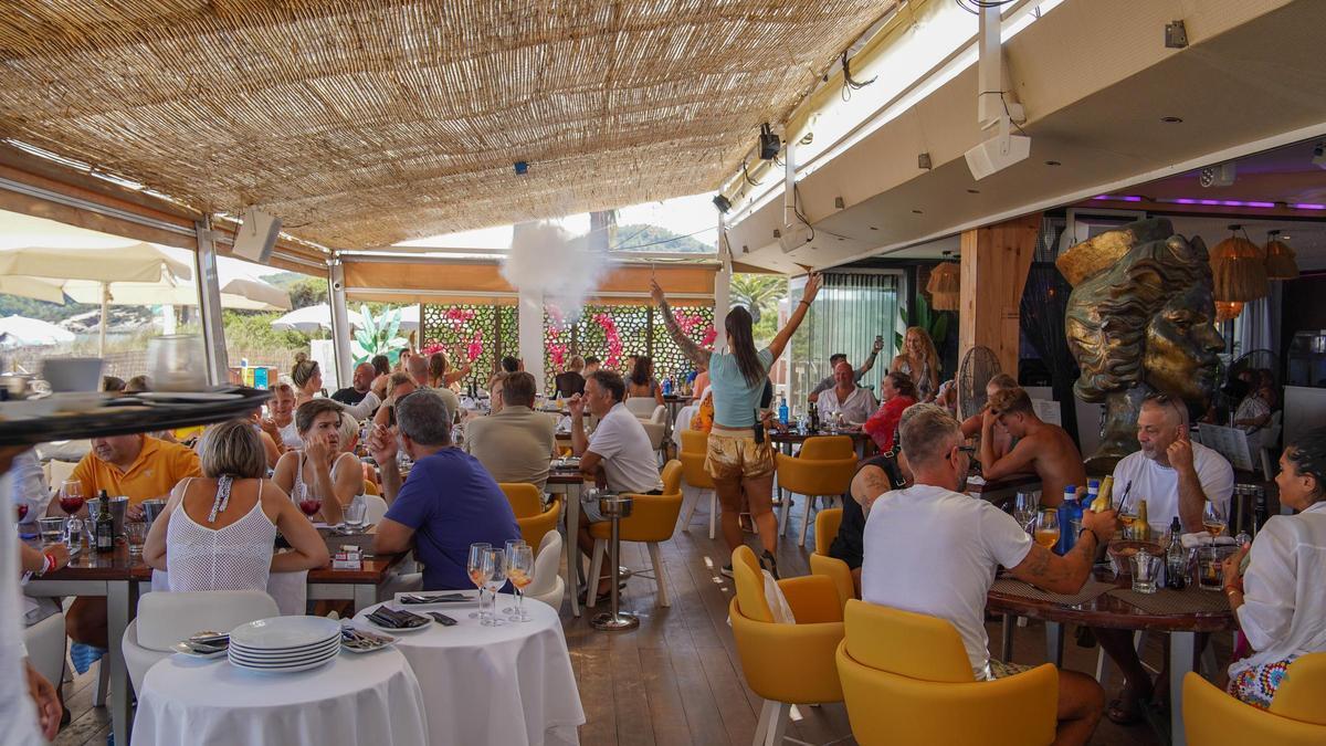 Un espacio elegante frente al mar de Ibiza.