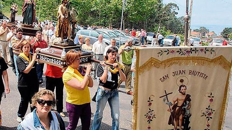 Un centenar de personas conformaban la comitiva de apoyo a los polémicos santos de Bamio.