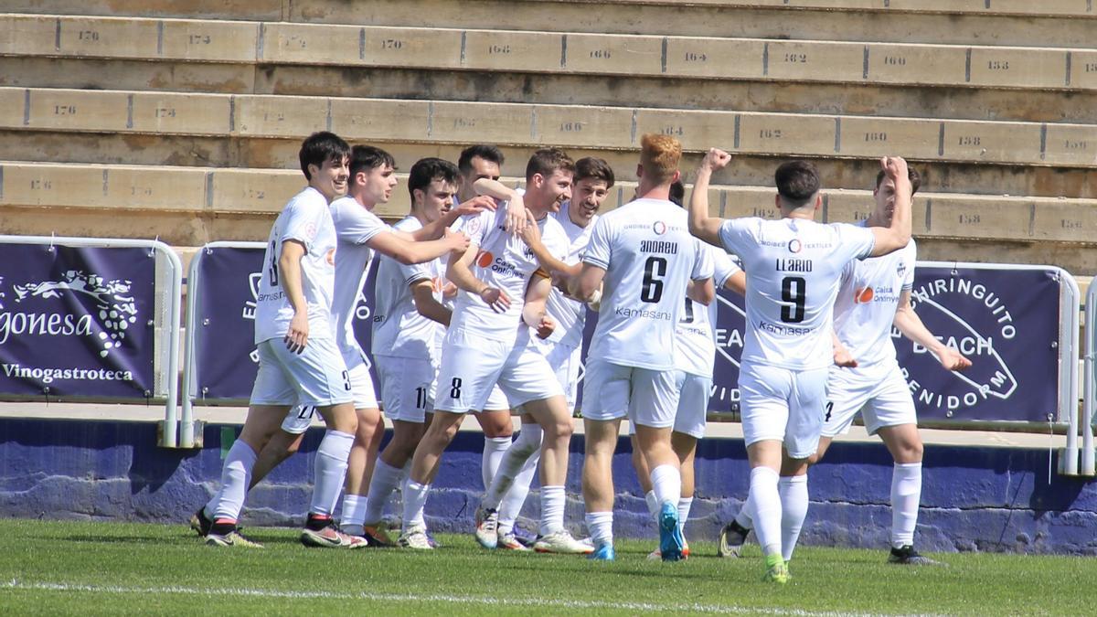 Los jugadores del Ontinyent 1931 celebran un gol.