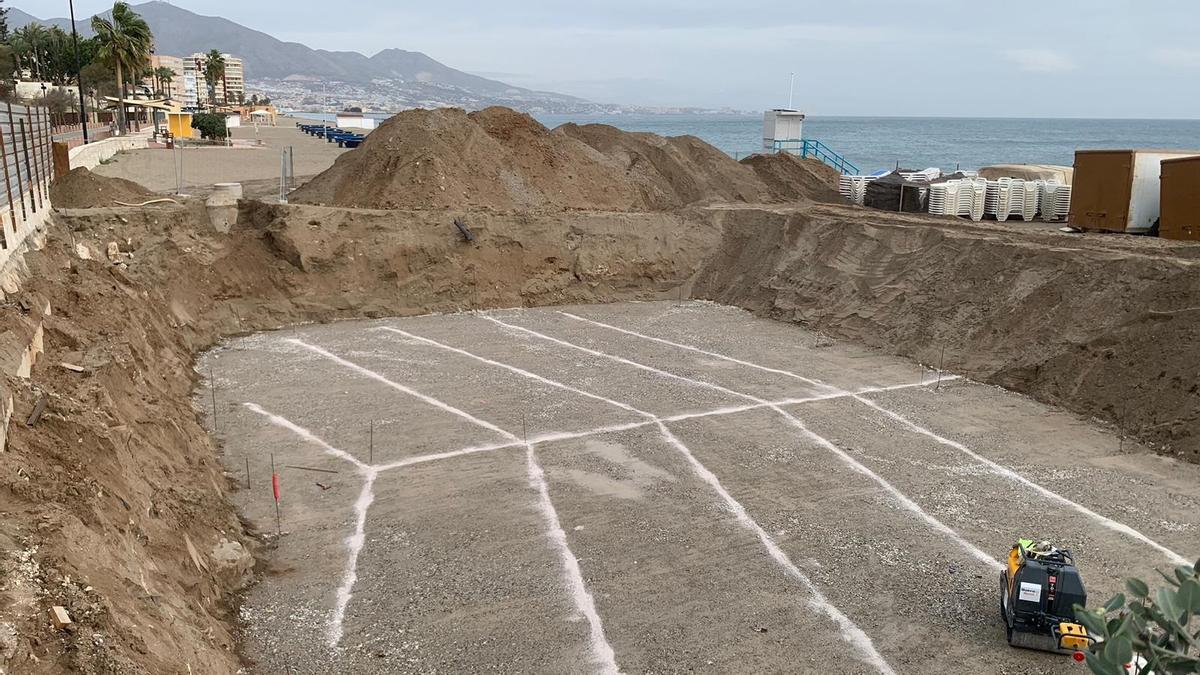 Obras de cimentación en el chiringuito Bikini Beach, de Fuengirola.