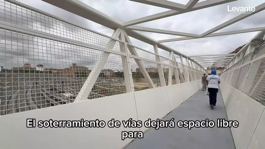 Así es la nueva pasarela sobre las vías del tren en Malilla