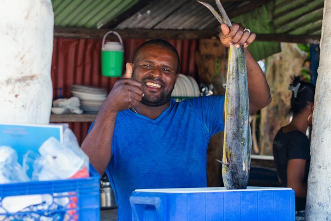 Recién pescado, se prepara y listo para comer.