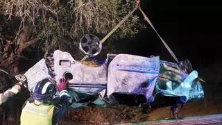 A punto de morir en una accidente en Ibiza: estrella el coche contra un algarrobo y se incendia