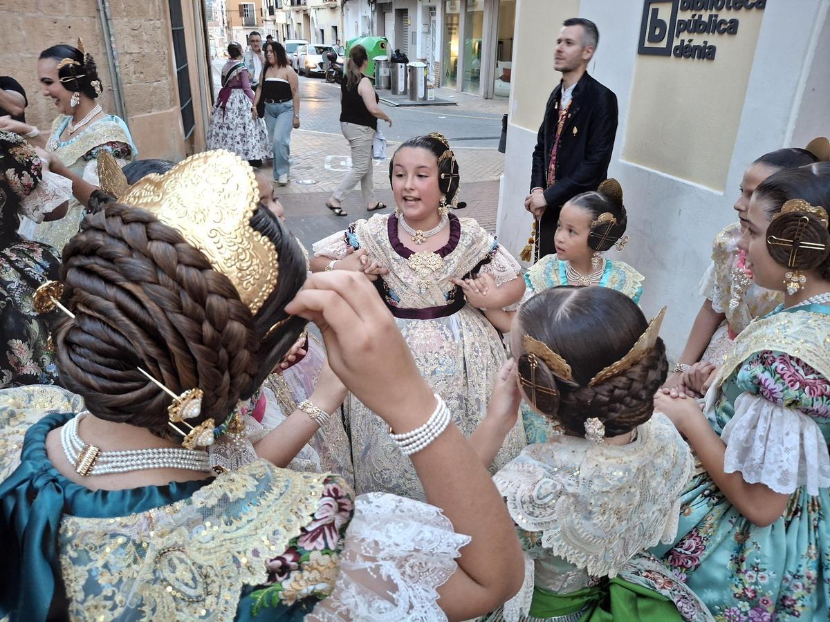 Elia charla con sus compañeras