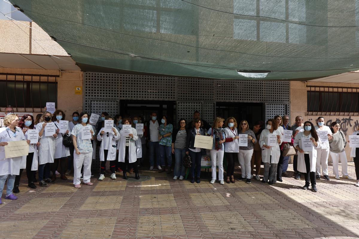 Concentracion en el centro de salud de el Clot de personal sanitario para protestar por la agresión a una celadora.