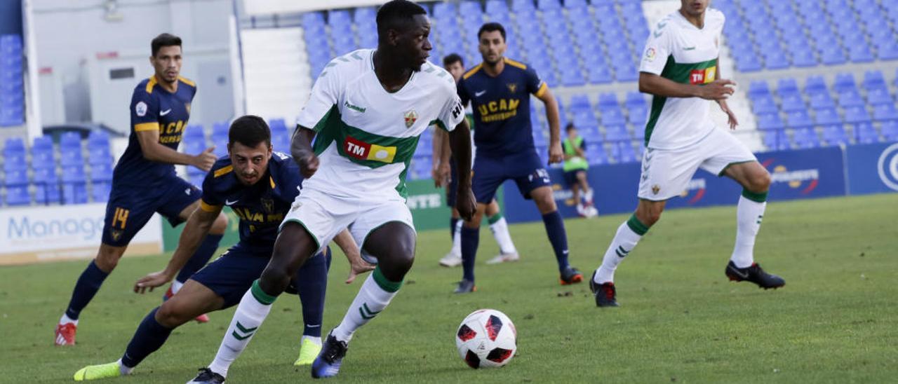 Mfulu dirige una acción ofensiva del Elche durante el partido amistoso de ayer, en Murcia.