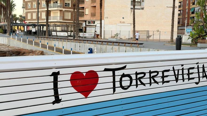 La Policía Local de Torrevieja descubre una tienda de ropa y calzado en el paseo marítimo sin autorización