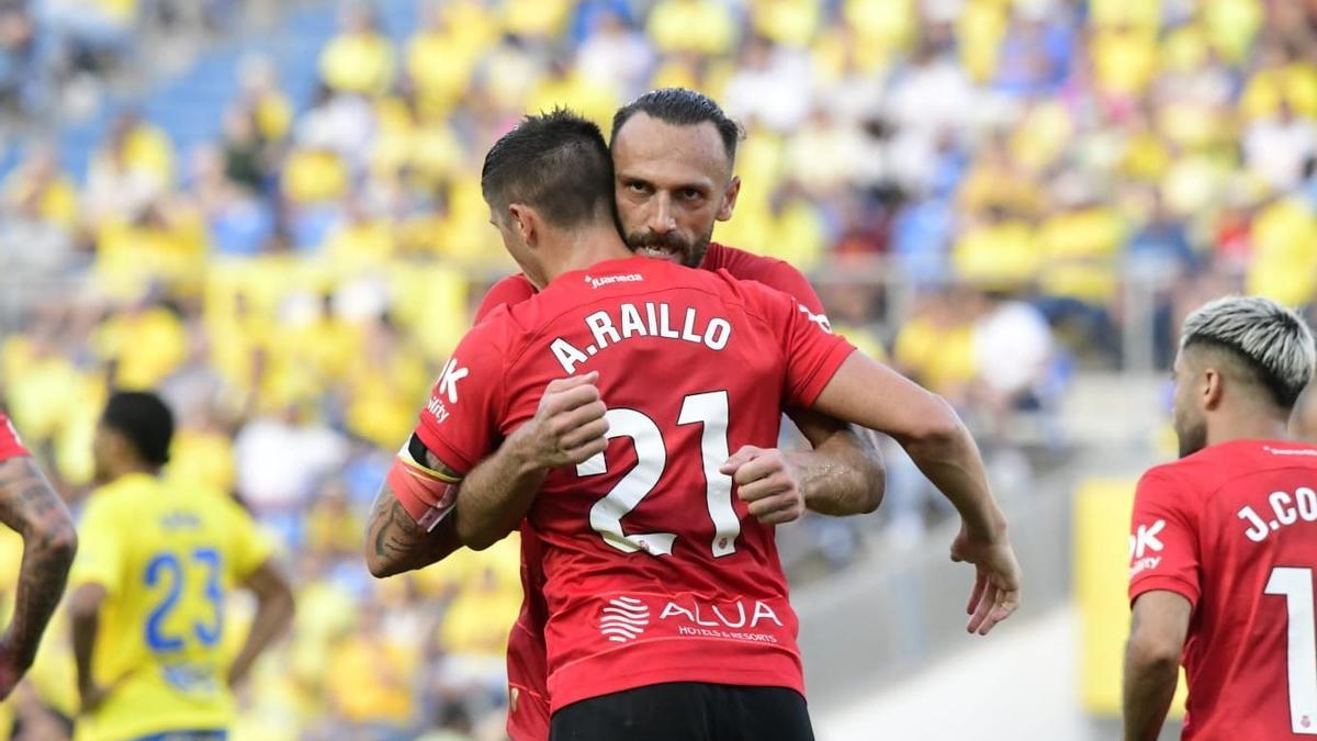 Raíllo y Muriqi celebran el empate en la primera jornada ante Las Palmas