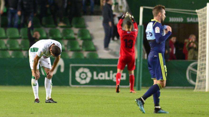 Los jugadores del Elche se lamentan por dejar escapar la victoria frente al Almería