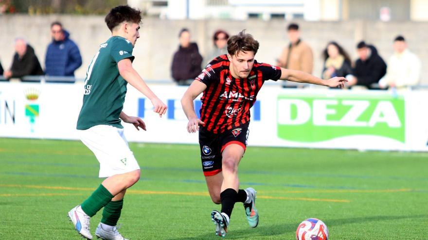 El Lalín resiste con diez y salva un ‘puntazo’ ante el San Tirso