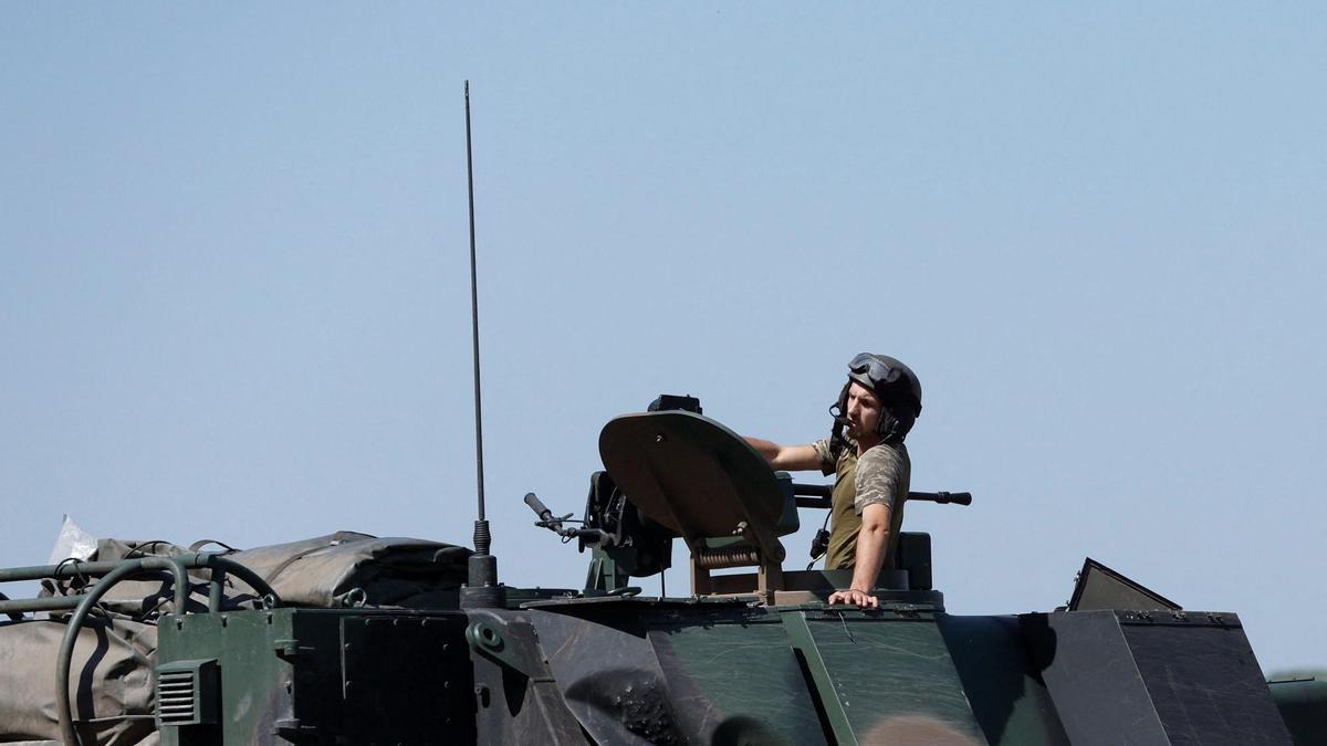 Un soldado del ejército ucraniano, en un tanque.