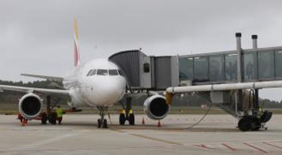 Un avión nel aeropuertu d'Asturies.