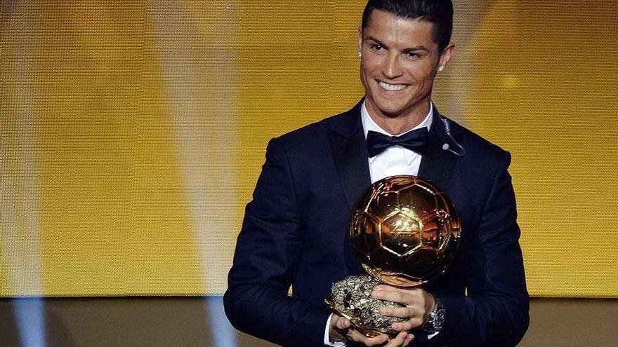 Cristiano Ronaldo con uno de los balones de oro que ha recibido.
