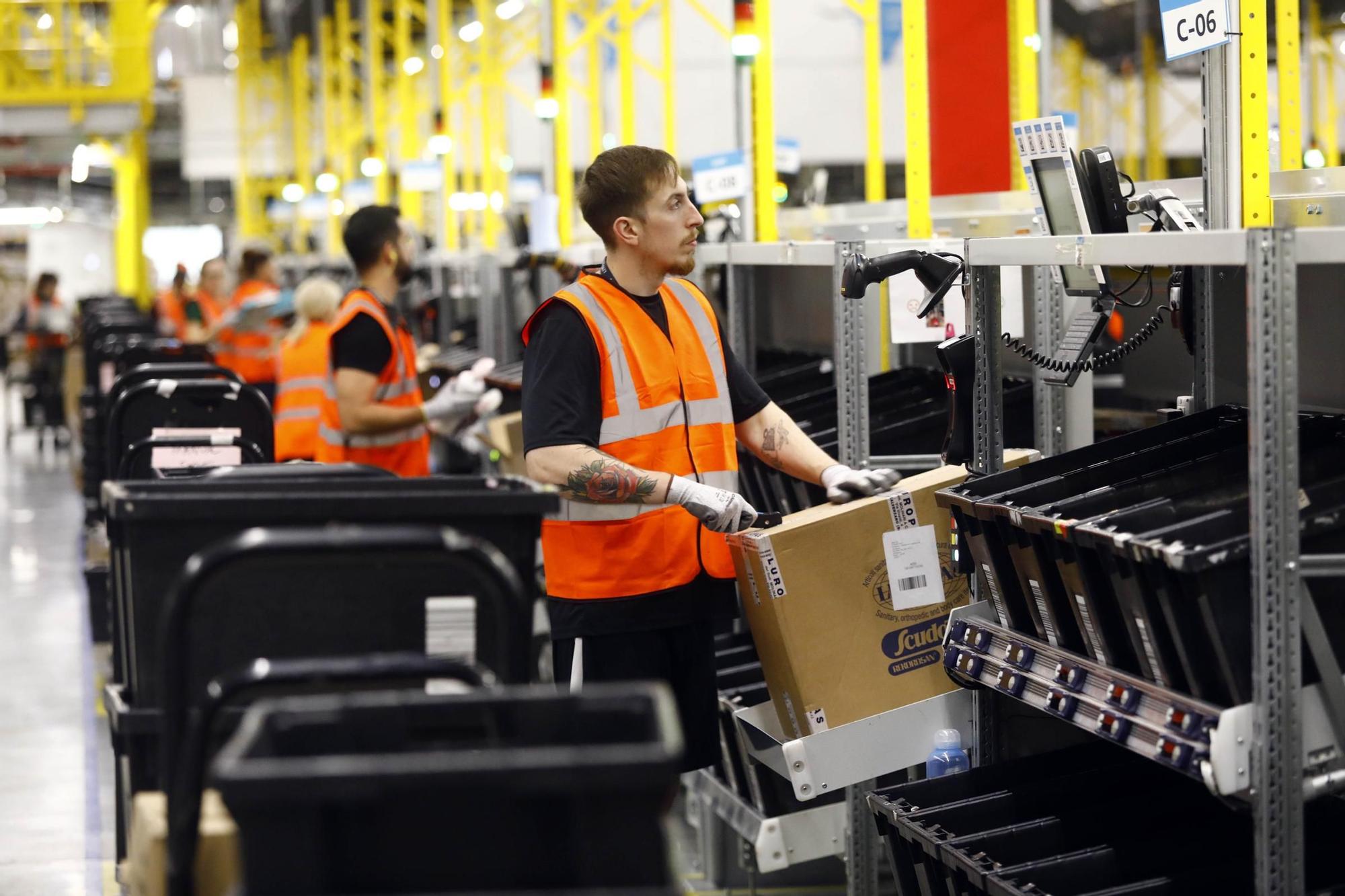EN IMÁGENES | Así se trabaja en el gran centro de mercancías de Amazon en Zaragoza a las puertas del Black Friday