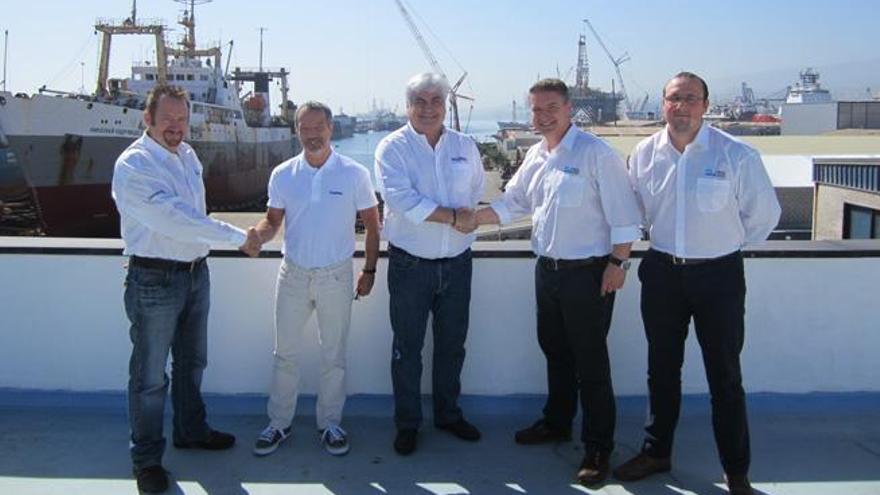 Harry Waters (director general de Subsea Masters), Álvaro y Borja Garaygordóbil (CEO y director de Zamakona Yards Canarias) y David Fletcher y James Rothwell (director general e Ingeniero de Proyectos de GEV Offshore), en el Puerto.