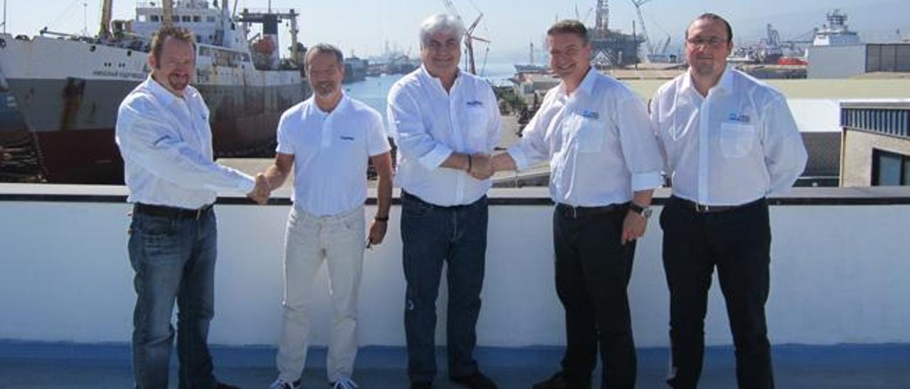Harry Waters (director general de Subsea Masters), Álvaro y Borja Garaygordóbil (CEO y director de Zamakona Yards Canarias) y David Fletcher y James Rothwell (director general e Ingeniero de Proyectos de GEV Offshore), en el Puerto.